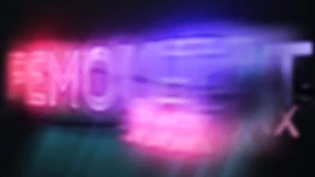 Brunette linda se masturba en lencería y falda