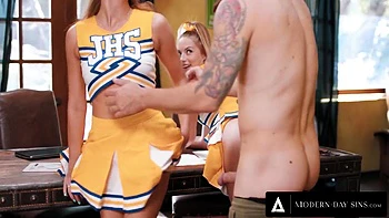 Entrenador universitario folla anal a las perras adolescentes Khloe y Kyler