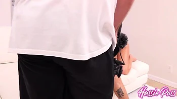 Gros seins et grosse bite d’Alexa Payne en coulisses hardcore