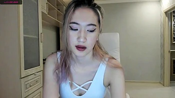 Сексуальная азиатка танцует в спортивной одежде