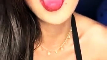 Brune sexy se masturbe en solo en touchant son cul