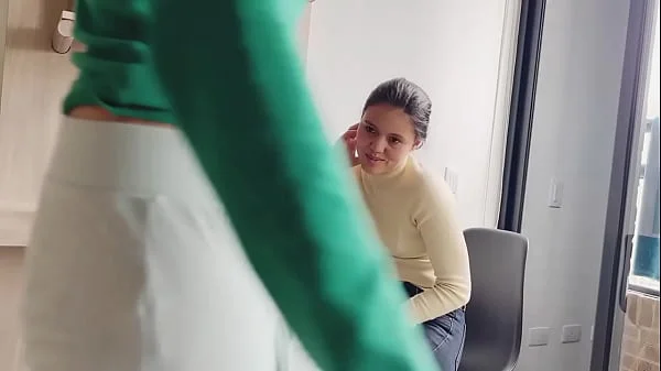 Mi jefe me enseña a usar lubricantes y me toca la vagina con ellos!