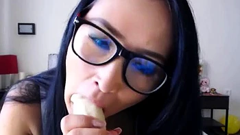 Yumie masturbiert und lutscht Dildo vor Kamera