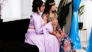 Indianas morenas quentes se masturbam, lambem em ménage