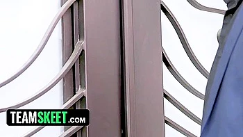 Chefe fecha trato para foder minha enteada de 18 anos