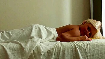 Худая блондинка 18 лет трахается на массаже сзади