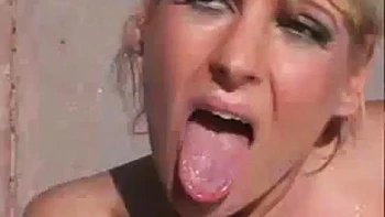 Вики Вог трахает друга сына: минет, догги, миссионерка