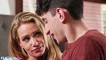 Athena Andersons große Titten und Arsch in Familienfantasie