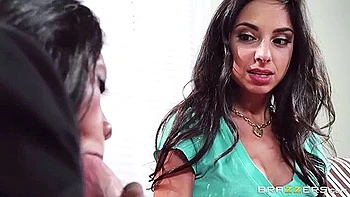 Trío interracial FFM con milf ébano y morena caliente