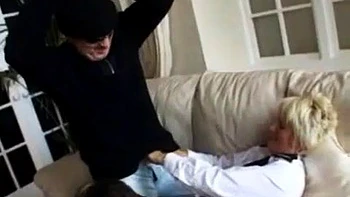 Triolisme policières milf : levrette, blonde seins lourds