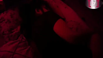 Индианка трясёт большим задом с игрушками соло