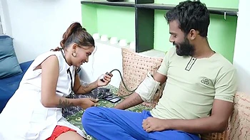 Indische rothaarige Teen schüttelt großen Arsch