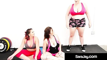 Sara Jay e Angelina Castro numa putaria lésbica de peitos enormes