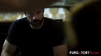 Blonde baisée hardcore à la maison sous les yeux du mari