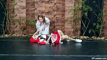 Извращённая красотка наездница