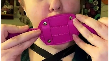 Brunete BBW treina com 4 grandes dildos