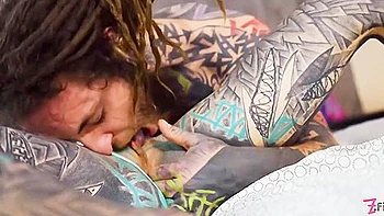 Rubia con tatuajes, anal, dedos y culo a boca