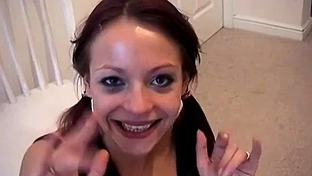 Adolescente traga profundo, mamada amateur y se masturba