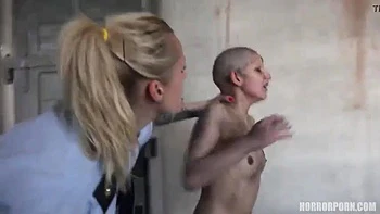 Блондинка и брюнетка сосут и трахаются в догги с фетишем