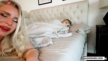 La madrastra Talula Maes te hace una mamada profunda y te corre dentro