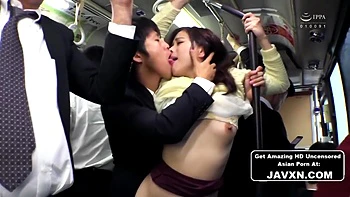 Adolescente asiatique baisée dans le bus
