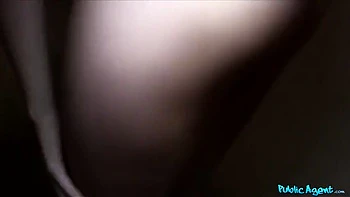 Blondes Amateur-Teen schluckt großen Schwanz im POV Creampie