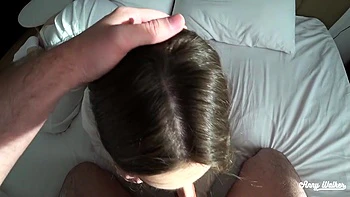 Brünette Amateurin betrügt Mann und schreibt schmutzige Nachrichten