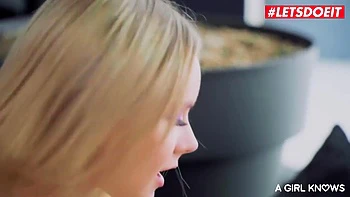 Adolescentes lésbicas fazendo 69 e se tocando no Twister louco