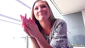 Adolescente rubia ceniza April Aniston folla anal salvaje