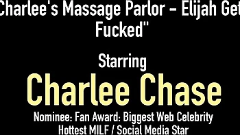 Alexis Golden se fait doigter par la chaude milf Charlee Chase