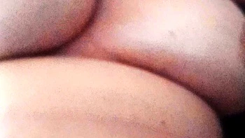 Fremder fickt meine behaarte nasse Fotze mit Fingern und filmt