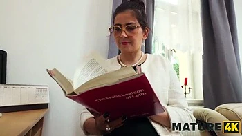 Зрелая брюнетка кугуар жестко трахает молодого в библиотеке