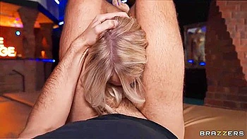 Milf loira Sophia Reade faz o amante gozar duas vezes