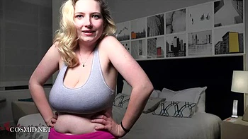 Rubia rellenita con tetas enormes provocando