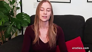 Немка-любительница с натуральными сиськами мастурбирует игрушкой и пальцами