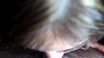 Brünette Babe saugt und wird hart im POV gefickt