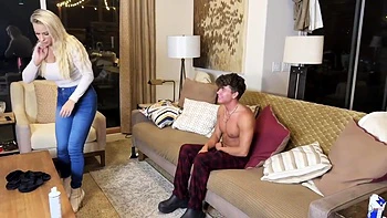 Jovem garanhão fode eu e meu marido milf