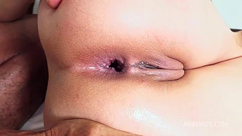 Helen Star leva 3 paus monstruosos em gangbang anal profundo