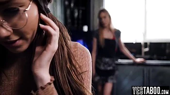 La nerd Aiden Ashley folla a la novia de su madrastra