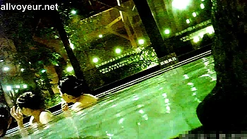 Chica japonesa follada en el baño