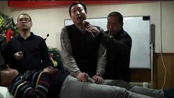 Сексуальный азиатский парень ебется в попку