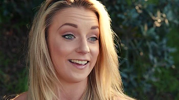 Addie Andrews cavalga o namorado de lingerie