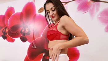 Morena de meia provoca com peitos 36C e se masturba