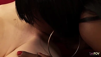 Lesbianas interracial follando y comiendo polla en piscina