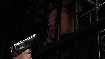 Enquêtrice asiatique d’élite prise au piège dans groupe BDSM public avec creampie