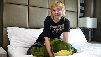 Маленькая блондинка-любительница грязно говорит и трахает себя