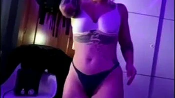 Chicas amateur chupando y siendo folladas a cuatro