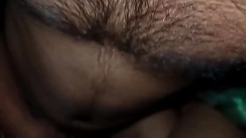 Minha esposa indiana com buceta peluda fodida pela primeira vez