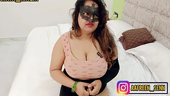 Maya schüttelt ihren fetten Arsch und Titten nach dem Regen