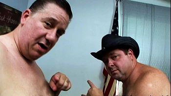 Latina gorda Karla Lane em threesome hardcore com bunda grande